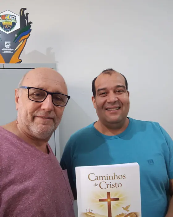 Professor Cristiano com o seu exemplar do Caminhos de Cristo