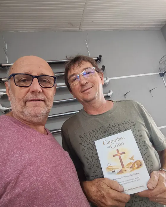 Edmilson com o seu exemplar do Caminhos de Cristo