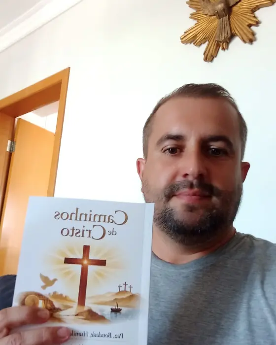 Edson com o seu exemplar do Caminhos de Cristo