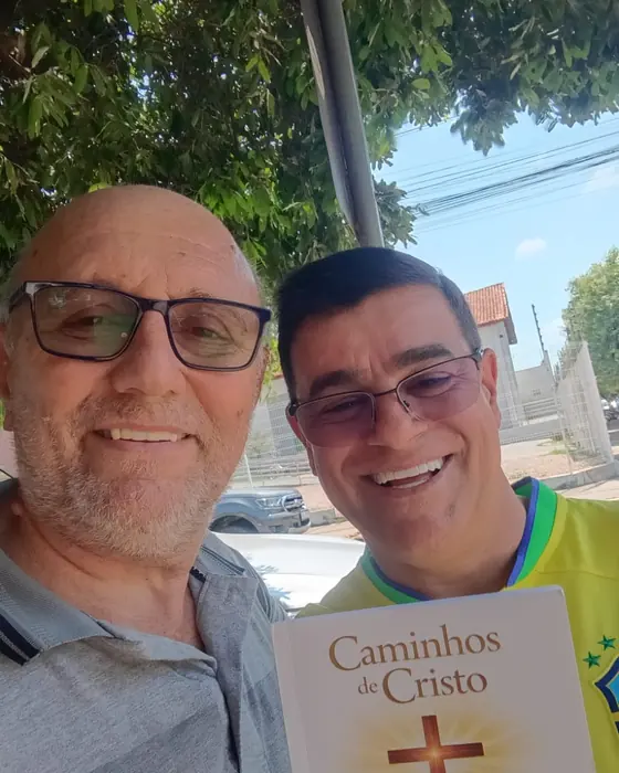 Leitor com o seu exemplar do Caminhos de Cristo