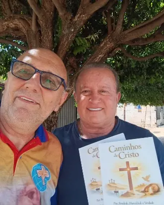 Professor Ivan com o autor e os exemplares do Caminhos de Cristo