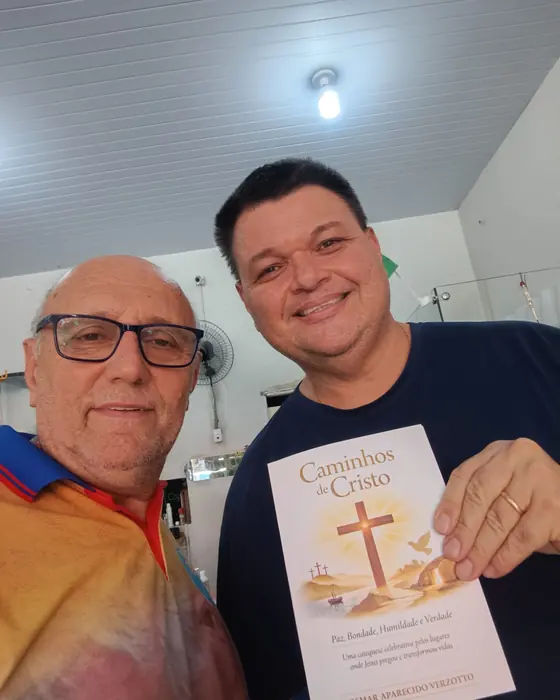 Luciano com o seu exemplar do Caminhos de Cristo