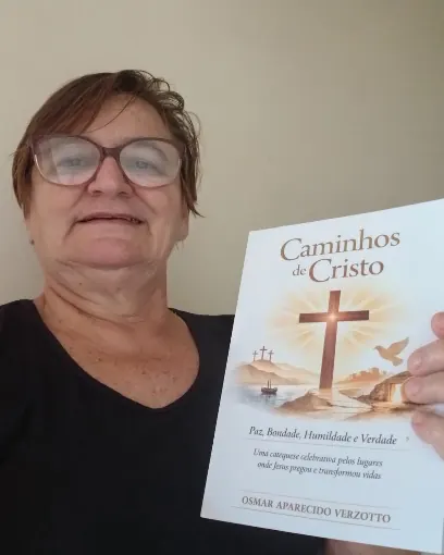 Marilena com o seu exemplar do Caminhos de Cristo